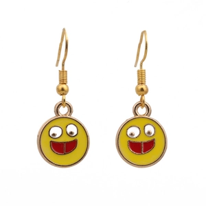 Detailansicht lustiger gelber Smiley-Ohrringe mit rotem Lächeln und goldenen Haken