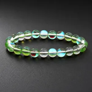 Détail macro du bracelet pierre de lune aux perles de verre dégradé bleu-vert