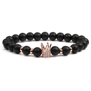 Herrenarmband aus schwarzen matten Perlen mit roségoldener Krone und Zirkonia-Besatz