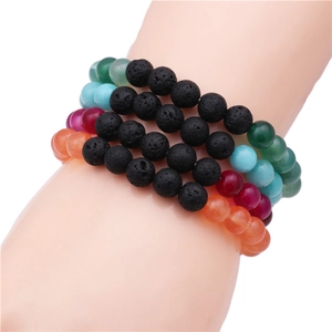 Detalle del conjunto de pulseras de cuentas de ágata de colores y lava negra 8mm