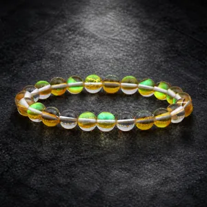 Vue détaillée d'un bracelet en pierre de lune avec des reflets bleus et jaunes et labradorescence