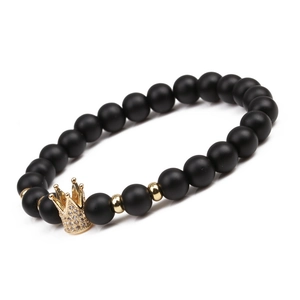 Mattes schwarzes Perlenarmband mit goldener Krone und funkelnden Zirkonia-Steinen