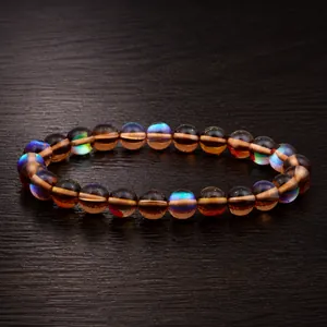 Vue détaillée de perles rondes style pierre de lune marron avec reflets irisés