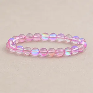 Gros plan du bracelet en perles de pierre de lune rose avec finition aurore polie