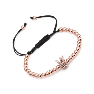 Dettaglio del bracciale a sfere oro rosa con ciondolo a corona in zircone nero