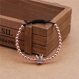 Dettaglio del bracciale con perle in oro rosa e corona di zirconi neri su scatola di legno