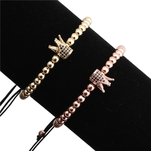Vista macro dettagliata dei braccialetti a corona in oro e oro rosa con zirconi neri incastonati