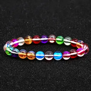 Détail macro de perles de pierre de lune colorées avec dégradé arc-en-ciel sur fond noir