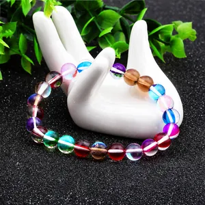 Détail d'un bracelet en cristal aurore coloré avec motifs à rayures blanches sur un moule