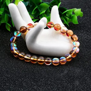 Détail du bracelet en pierre de lune avec perles ambrées irisées sur présentoir