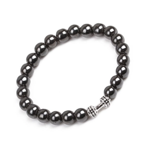 Makroansicht des Hämatit-Perlenarmbands mit silbernem, zirkonia-besetztem Hantel-Anhänger