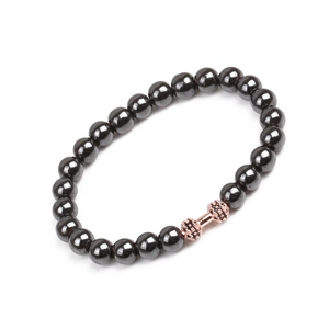 Detail von Hämatit-Perlenarmband mit roségoldenem Hantel-Anhänger und schwarzen Zirkonia