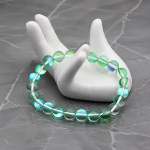 Vue détaillée du bracelet en perles de pierre de lune aux reflets dégradés cristallins