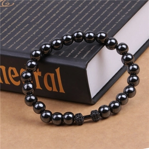 Makroaufnahme des Hämatit-Perlenarmbands mit Mikro-Zirkonia-Hantel-Charm für Herren