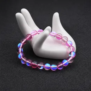 Vue détaillée d'un bracelet en pierre de lune irisée sur un mannequin avec lueur bleue