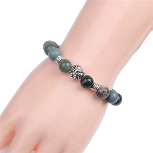 Bracciale di perle di agata muschiata 10mm con ciondolo a testa di leone su modello