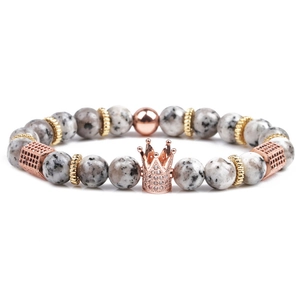 Bracelet couronne en pierre naturelle 8mm avec accents de zircon or rose sur fond blanc