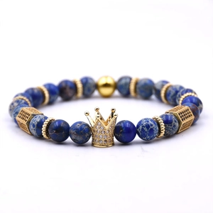 Bracelet en perles de pierre bleue 8mm avec breloque couronne dorée en zircons