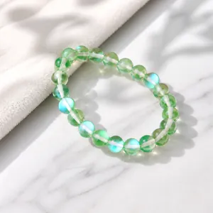 Détail macro d'un bracelet en perles d'oeil de chat vertes avec texture translucide