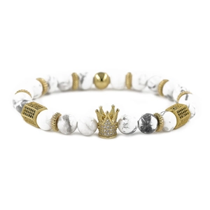 Bracelet luxueux en perles de turquoise blanche avec couronne dorée et zircons