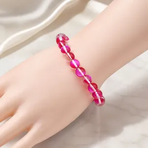 Détail macro du bracelet en perles de pierre de lune avec noyau rouge et rayures blanches