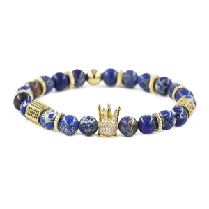 Bracelet en perles de pierre impériale avec couronne dorée et détails en zircone
