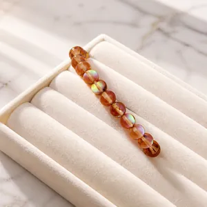 Vue détaillée du bracelet en perles irisées avec revêtement arc-en-ciel sur perles brunes