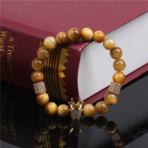 Bracelet en œil de tigre jaune avec une couronne dorée sertie de zircons cubiques