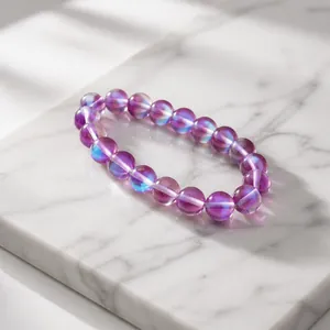 Vue macro d'un bracelet en perles de pierre de lune violette avec effet œil-de-chat