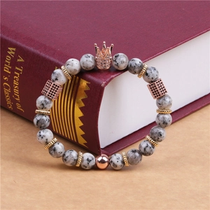 Détails macro du bracelet en pierre empereur 8mm avec accents couronne or rose