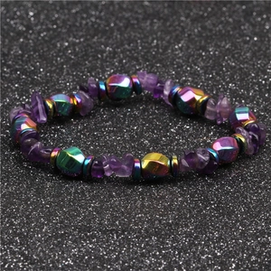 Bracelet magnétique en hématite arc-en-ciel avec éclats de cristal violet sur fond noir