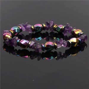 Détail d'un bracelet en perles avec améthyste violette et perles d'hématite arc-en-ciel