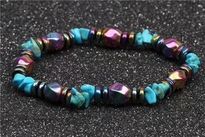 Détail d'un bracelet bohème avec pierres de turquoise et perles métallisées