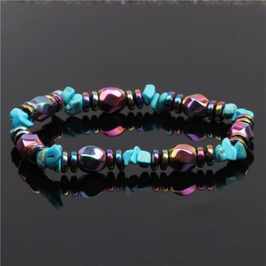Détail de pierres turquoise et perles métalliques arc-en-ciel sur bracelet élastique