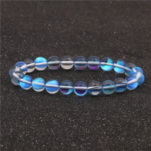 Bracelet à une rangée de perles en pierre de lune avec cristaux aurore bleus