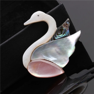 Broche cygne en nacre rose et nacre d'abalone avec un design minimaliste en pierre fine