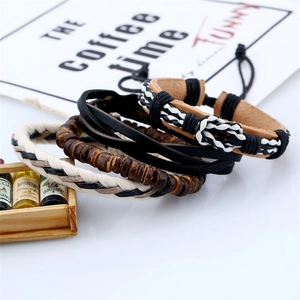 Set de cuatro pulseras multicapa de cuero y cuentas de madera estilo bohemio retro