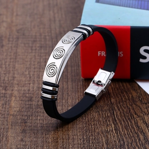Herrenarmband aus Edelstahl und schwarzem Silikon mit gravierter Metallplatte