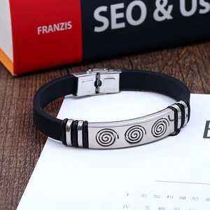Sportliches Herrenarmband aus Silikon und Edelstahl mit graviertem Spiralmuster