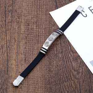 Herren Armband aus Titanstahl mit schwarzem Silikonband und dreifachem Spiralmuster