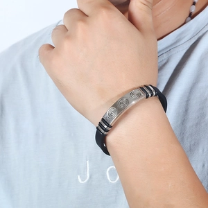 Herrenarmband aus Titanstahl mit schwarzem Silikonband und dreifach gravierter Metallplatte