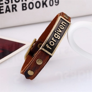 Pulsera vintage de cuero marrón para hombre con placa de metal grabada forgiven