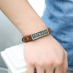 Pulsera vintage de cuero marrón para hombre con placa de metal grabada y remaches bronce