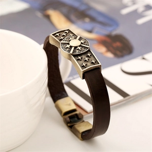 Bracelet vintage en cuir de vachette marron foncé pour hommes avec breloques gravées d'étoiles