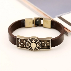Bracelet vintage en cuir marron foncé avec plaque en métal gravée d'étoile et boucle