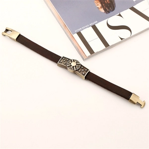 Bracelet rétro en cuir marron foncé avec emblème d'étoile en bronze et boucle sur beige