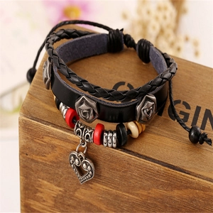 Bracelet multicouche en cuir avec breloques roses vintage et un pendentif cœur