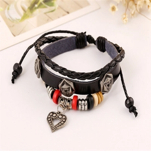 Bracelet multicouche en cuir de vachette rétro avec perles et pendentif cœur évidé