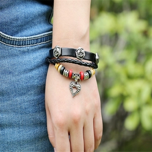 Bracelet multicouche en cuir avec breloques roses argentées et pendentif cœur évidé