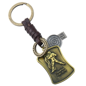 Détail d'un porte-clés Verseau vintage en cuir avec des pendentifs en alliage